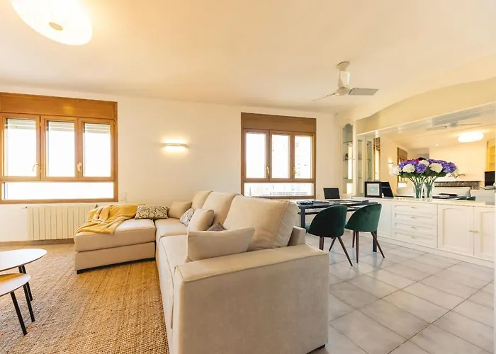 Bravissimo El Lleo, Bright 4-bedroom *